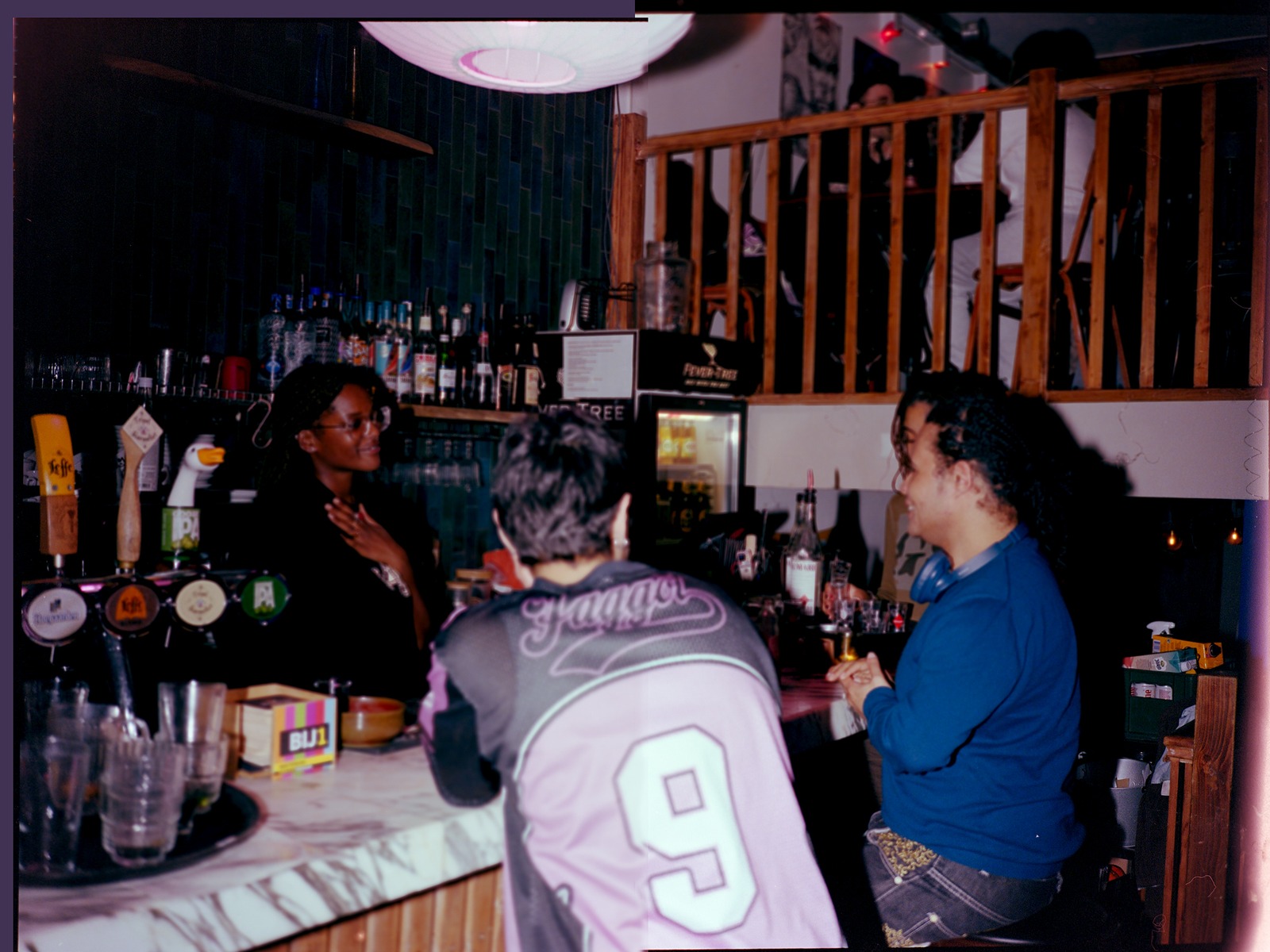 mensen bij aan de bar pratend