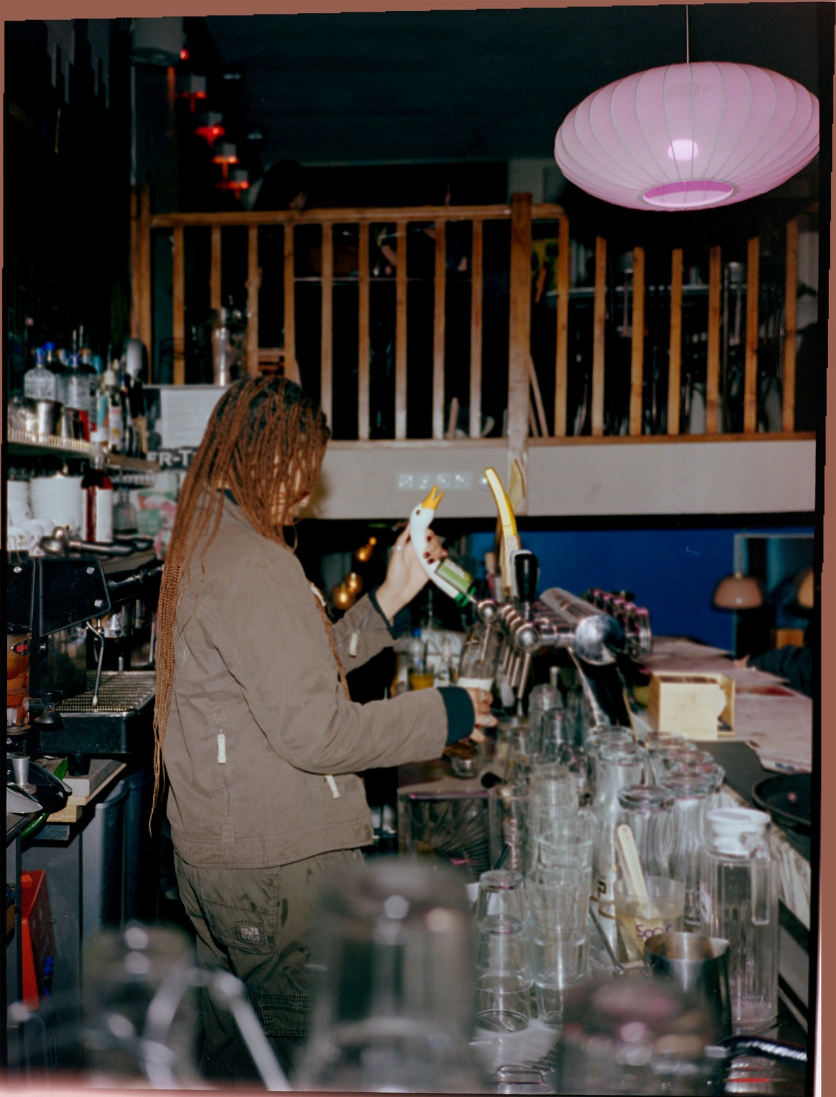 Chanah tapt een biertje aan de bar