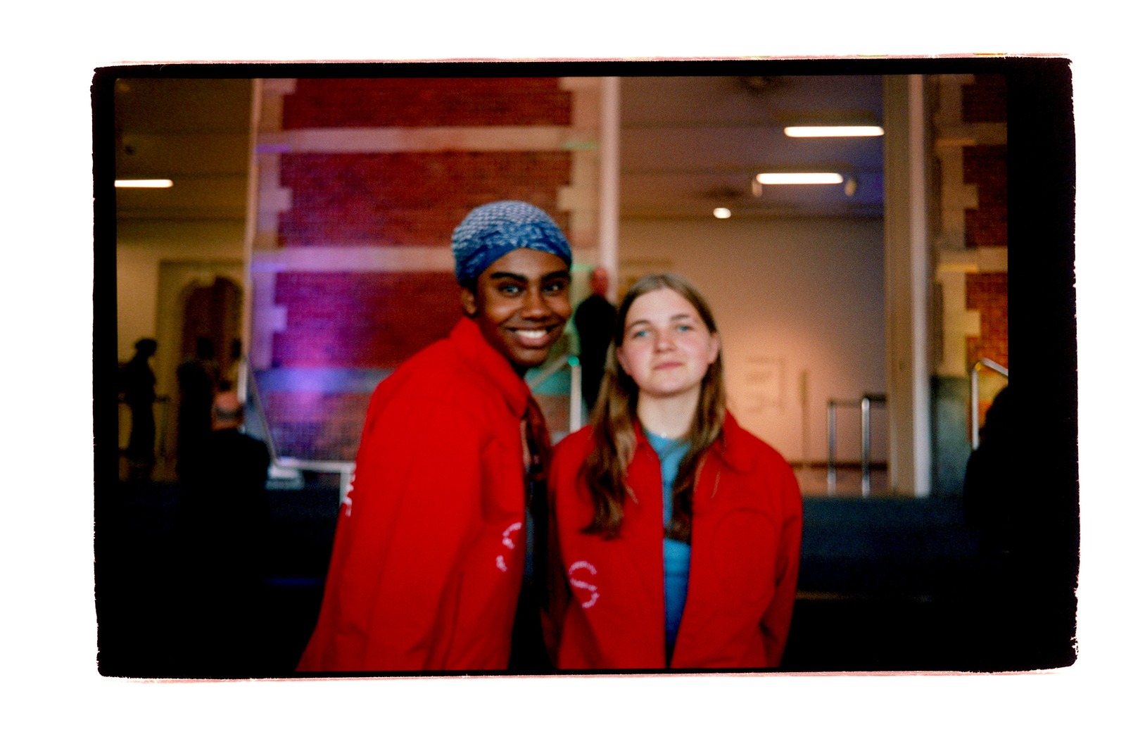 foto van myles en pip in de binnenkomsthal