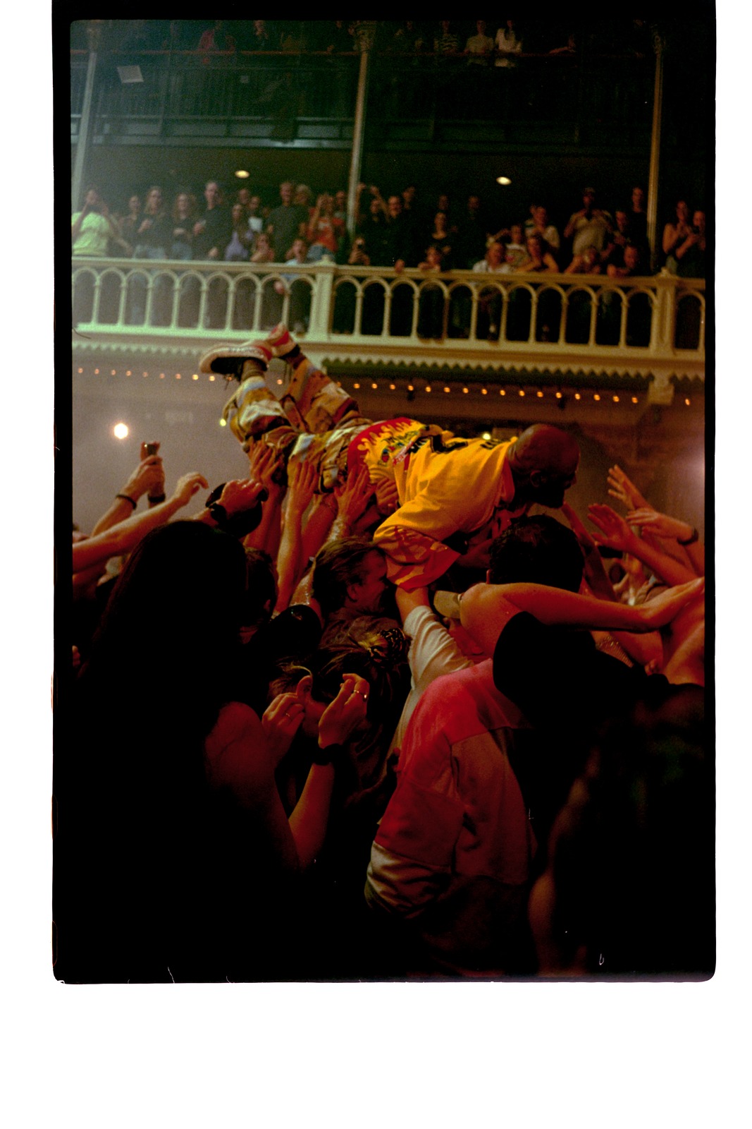 willie wartaal crowdsurfing tijdens de jeugd van tegenwoordig optreden in paradiso