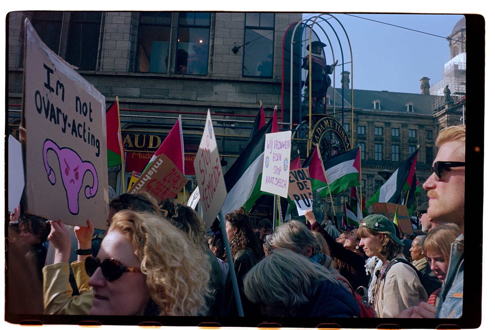 palenstijnse vlaggen tijdens de feminist march 8 maart 